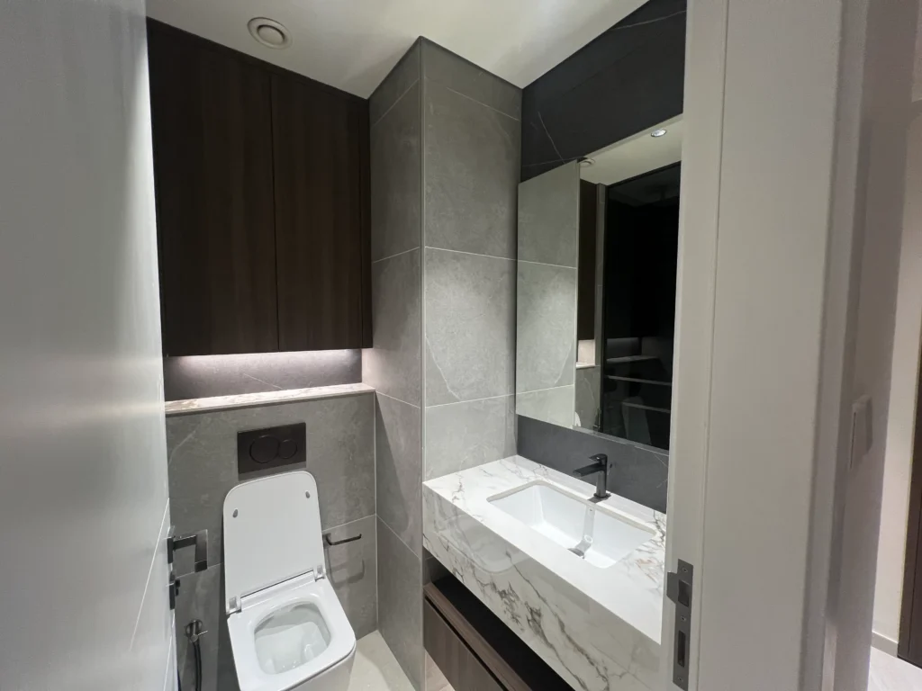 Beverly Boulevard Studio Apartment Bathroom
